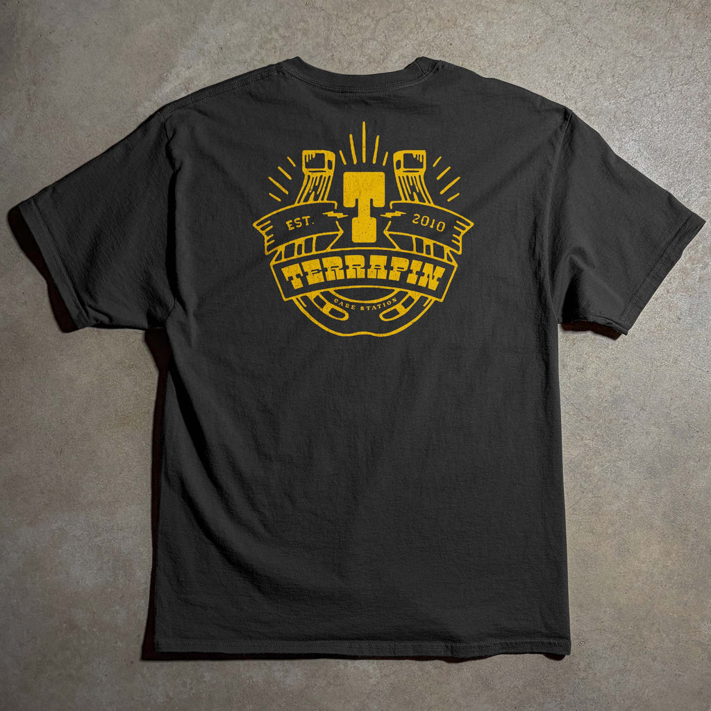 MEN’S HORSESHOE TEE