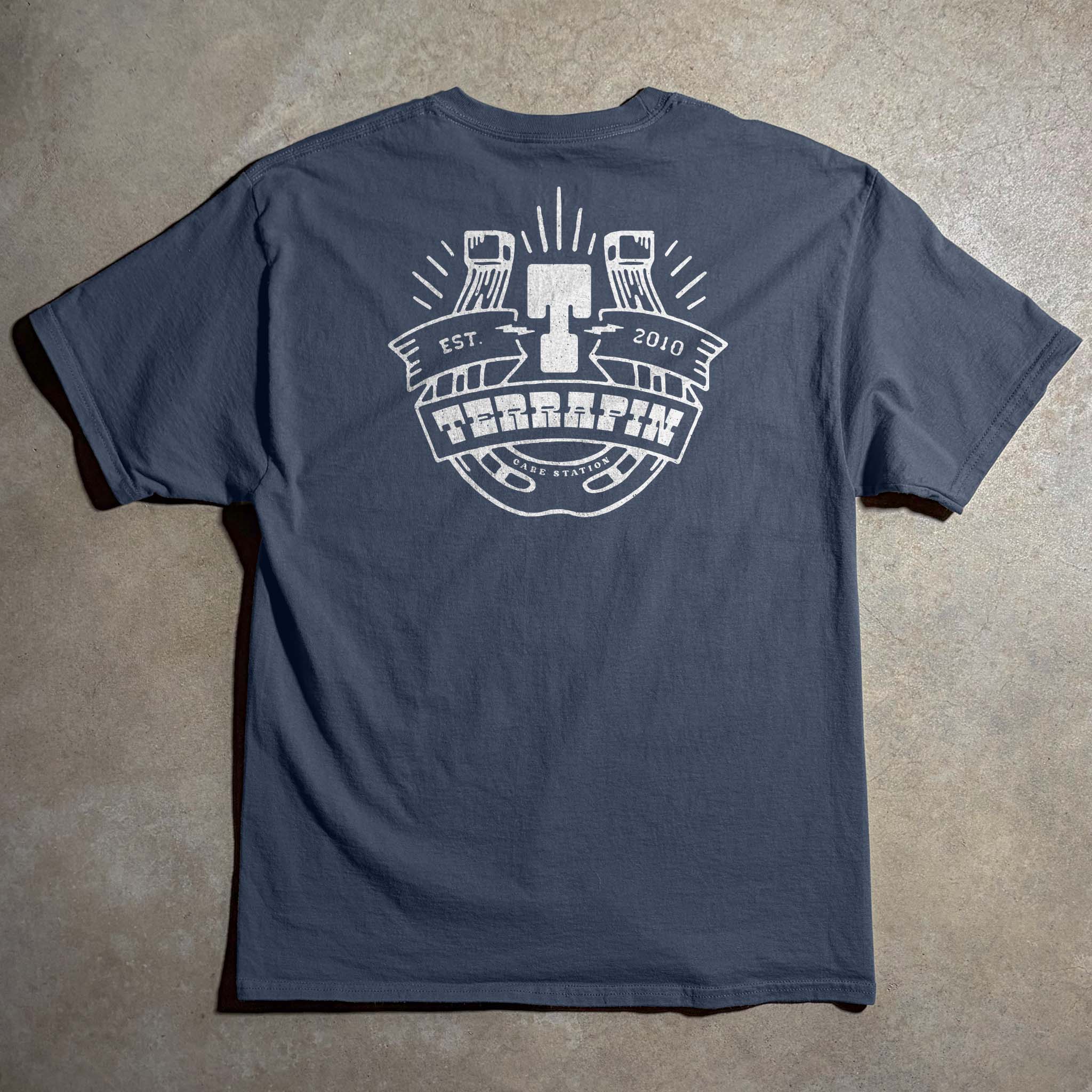 MEN’S HORSESHOE TEE