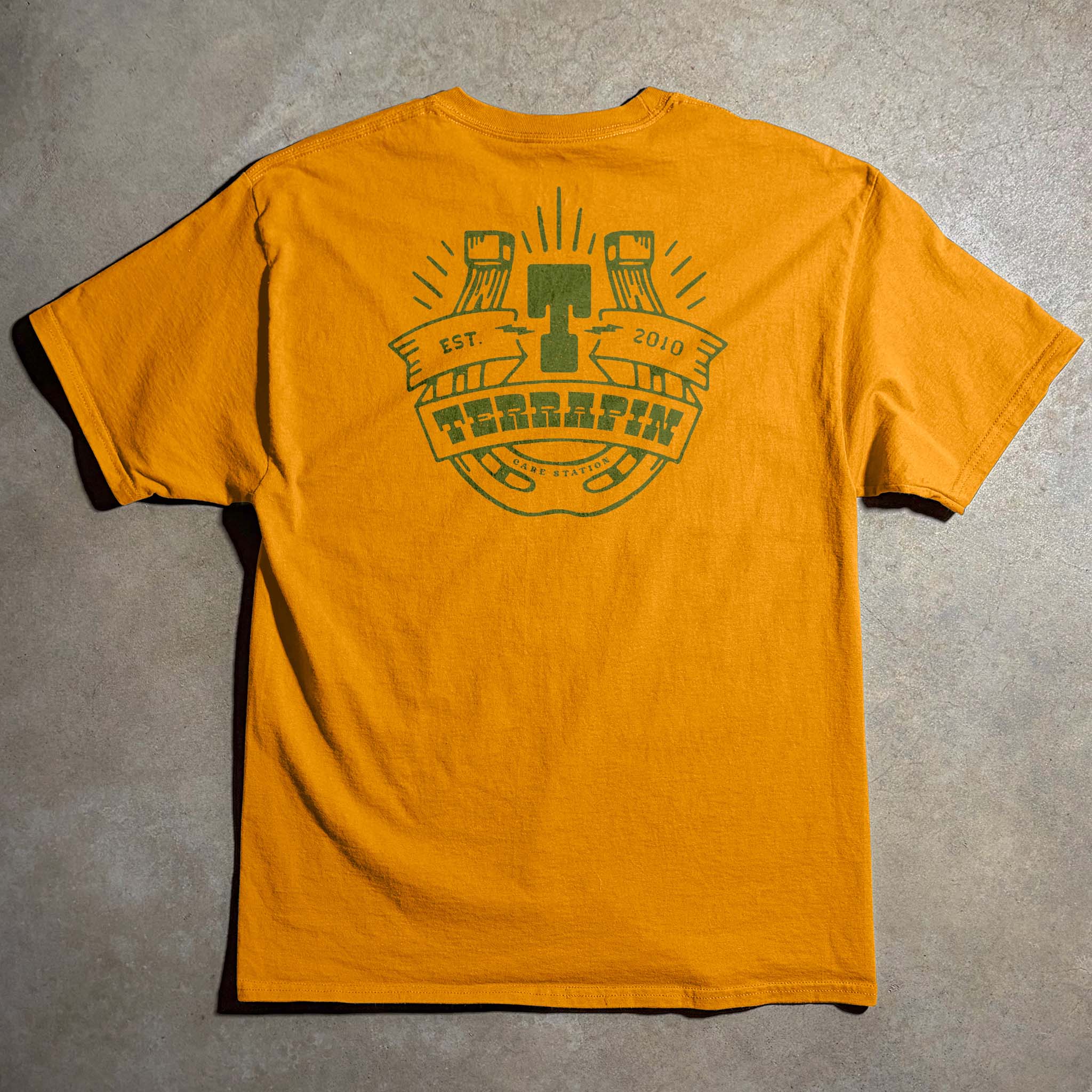 MEN’S HORSESHOE TEE